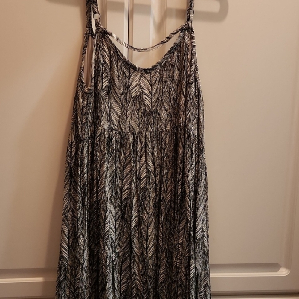 Torrid black and white feather dress size 0x